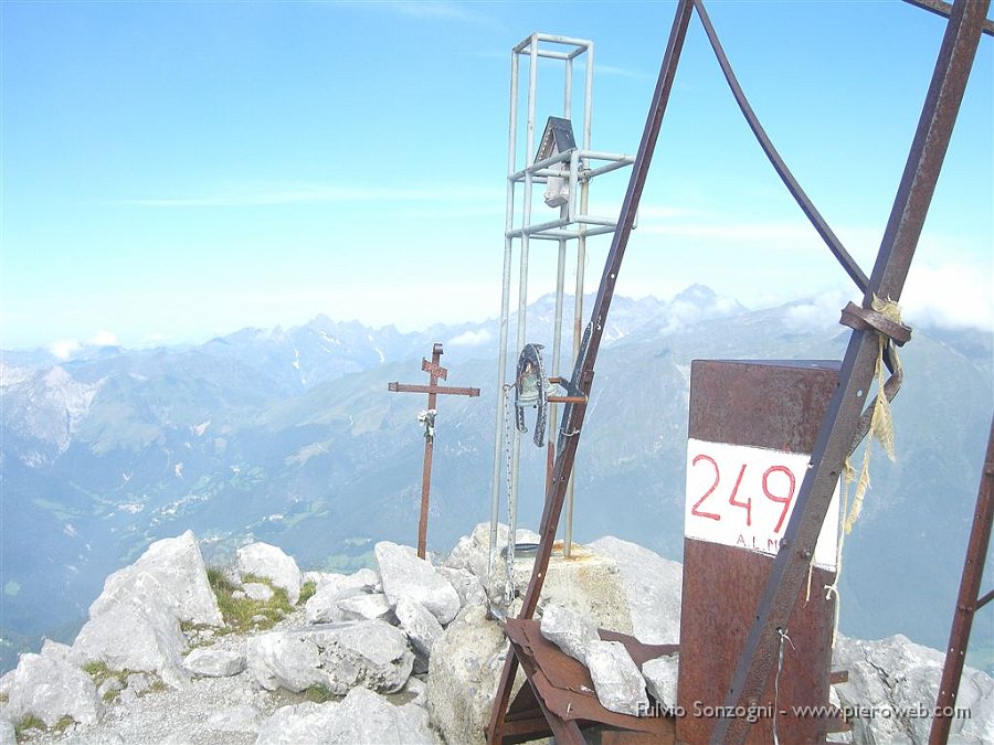 06 La cima del P.zo Camino (2491 m.).jpg